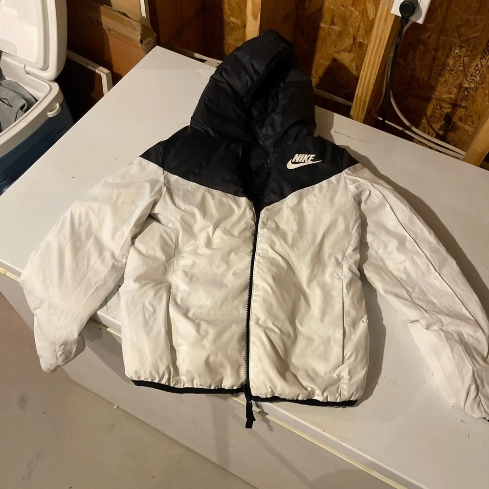Nike Black and white reversible Hooded Puffer Jacket